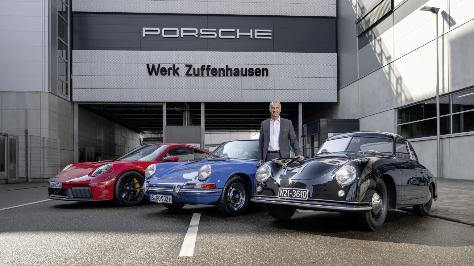 On 6 April 1950, the first Porsche 356 vehicles manufactured in Germany rolled off the production line. Here: Albrecht Reimold, Member of the Executive Board for Production and Logistics at Porsche AG.