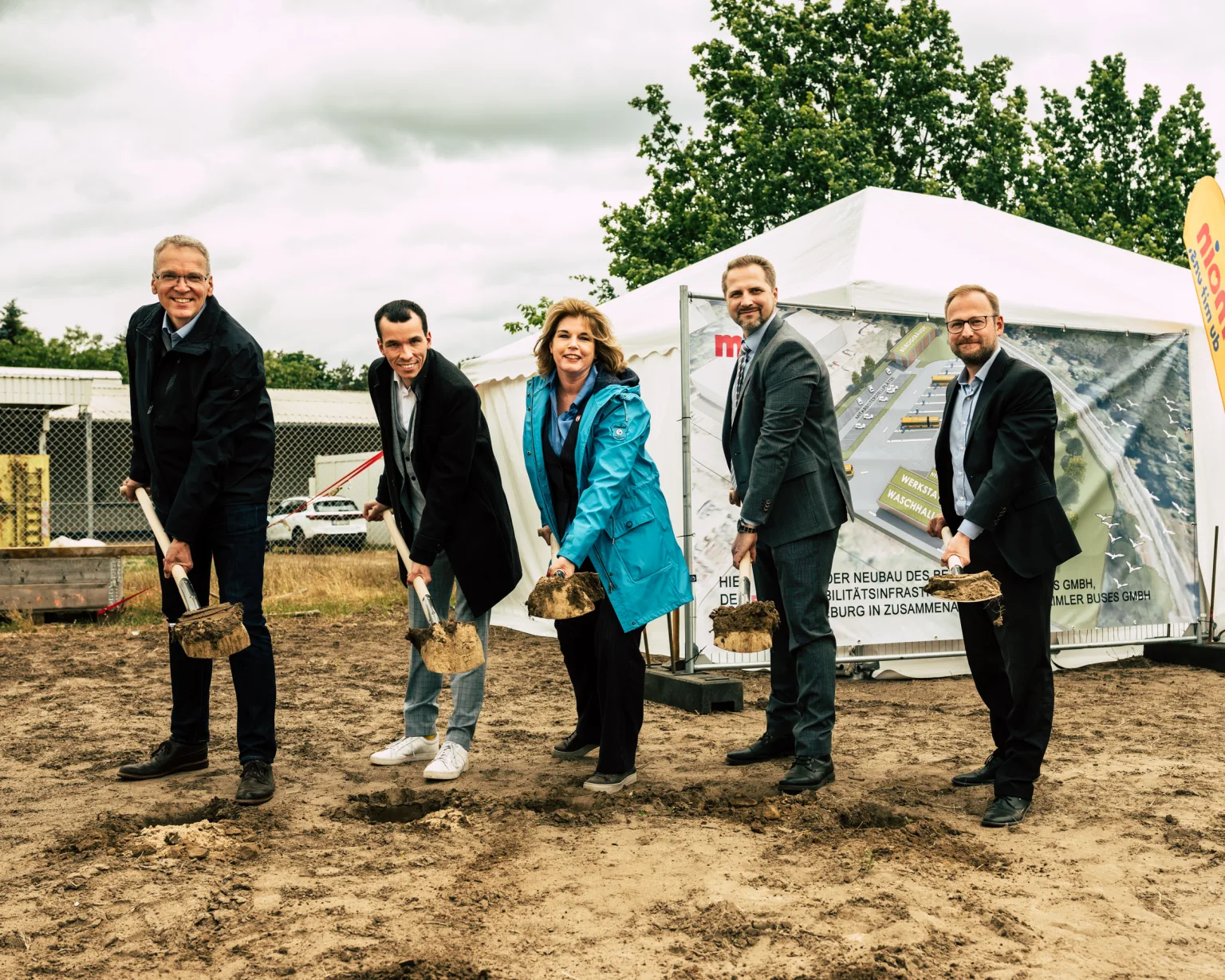 From left to right: Jens Böther, Regional Council; Nikolas Wenzel, Managing Director of MOIN; Claudia Kalisch, Mayor of Lüneburg; Alex Meier, Depot Manager; Nils Richert, Daimler Buses