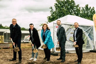 From left to right: Jens Böther, Regional Council; Nikolas Wenzel, Managing Director of MOIN; Claudia Kalisch, Mayor of Lüneburg; Alex Meier, Depot Manager; Nils Richert, Daimler Buses