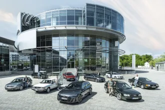 A rare sight: all models of the Audi C series united in one picture – from the classic C1 to the new C9. Maintained with care and proudly presented by their owners. Back row (left to right): Stephan Schwantner (Audi C6), Rene Marc Heinze (Audi C1), Steffen Möhring (Audi C8), Jens Kühlmeyer (Audi C7). Front row (left to right): Maximilian Biber (Audi C5), Gary Telaak (Audi C2), the new Audi A6 Avant (Audi C9), Horst Gössinger (Audi C4), Bernhard Schmidt (Audi C3).
