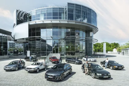 A rare sight: all models of the Audi C series united in one picture – from the classic C1 to the new C9. Maintained with care and proudly presented by their owners. Back row (left to right): Stephan Schwantner (Audi C6), Rene Marc Heinze (Audi C1), Steffen Möhring (Audi C8), Jens Kühlmeyer (Audi C7). Front row (left to right): Maximilian Biber (Audi C5), Gary Telaak (Audi C2), the new Audi A6 Avant (Audi C9), Horst Gössinger (Audi C4), Bernhard Schmidt (Audi C3).