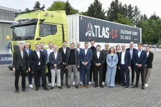 Successful together: representatives of the 12 project partners of the ATLAS-L4 project at the closing event in Penzing with Ernst Stöckl-Pukall, Head of the “Digitalization and Industry 4.0” department at the Federal Ministry of Economics (first row, second from right) and Georg Grüneißl, Head of Product Strategy and Planning at MAN Truck & Bus, representing the project consortium leader (first row, center)