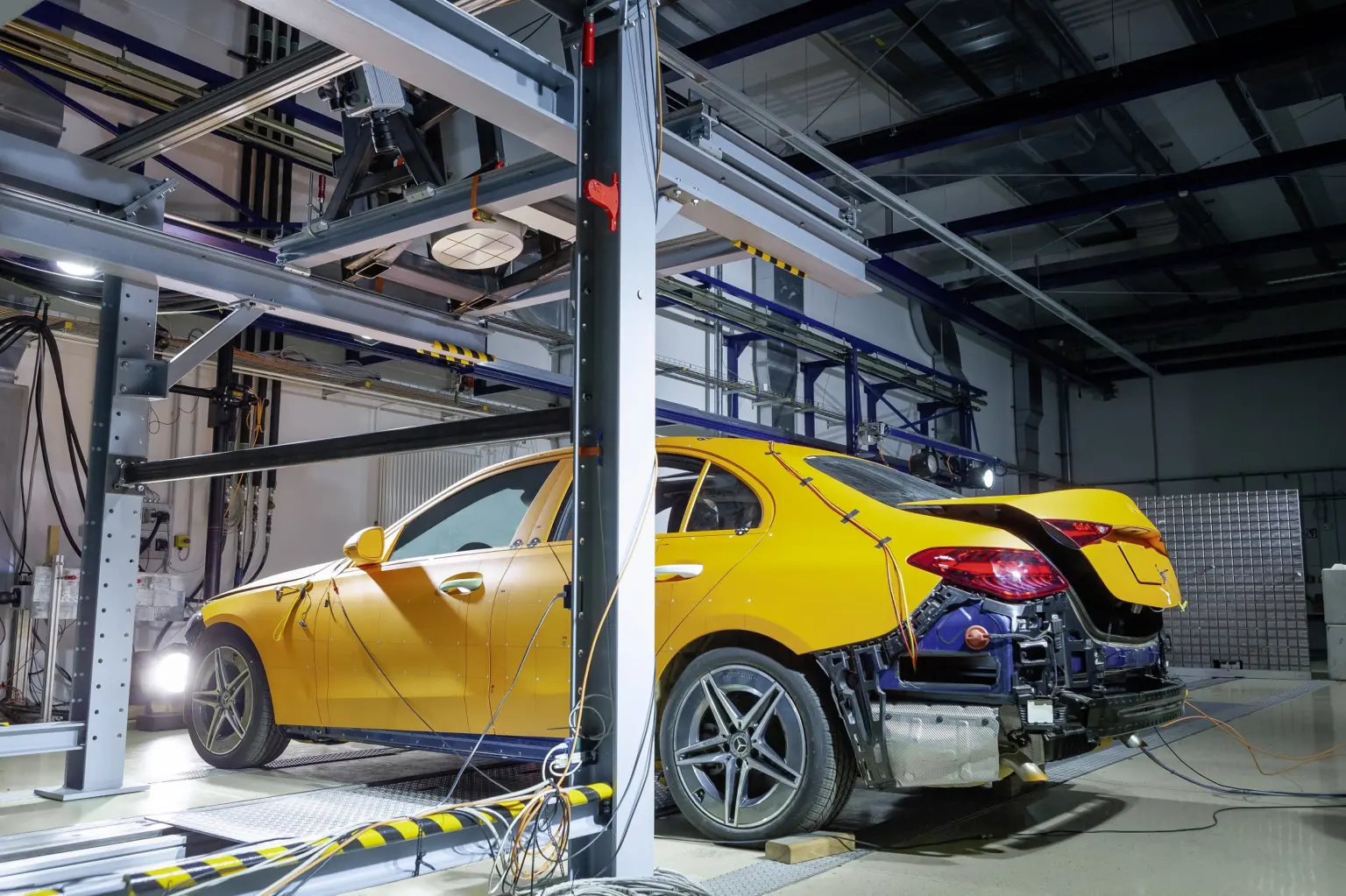 Mercedes-Benz is the first car manufacturer to carry out an X-ray crash test. Its partner in the X-ray crash test is the Ernst Mach Institute of the Fraunhofer Gesellschaft. In the crash test, all processes in vehicle structures and dummies are visible for the first time. A powerful linear accelerator generates up to 1,000 high-resolution images per second.