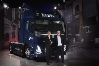 DFDS has now placed orders for a total of 225 electric trucks with Volvo. From left to right: Roger Alm, President Volvo Trucks, Niklas Anderson, Executive Vice President, Logistic Division at DFDS.