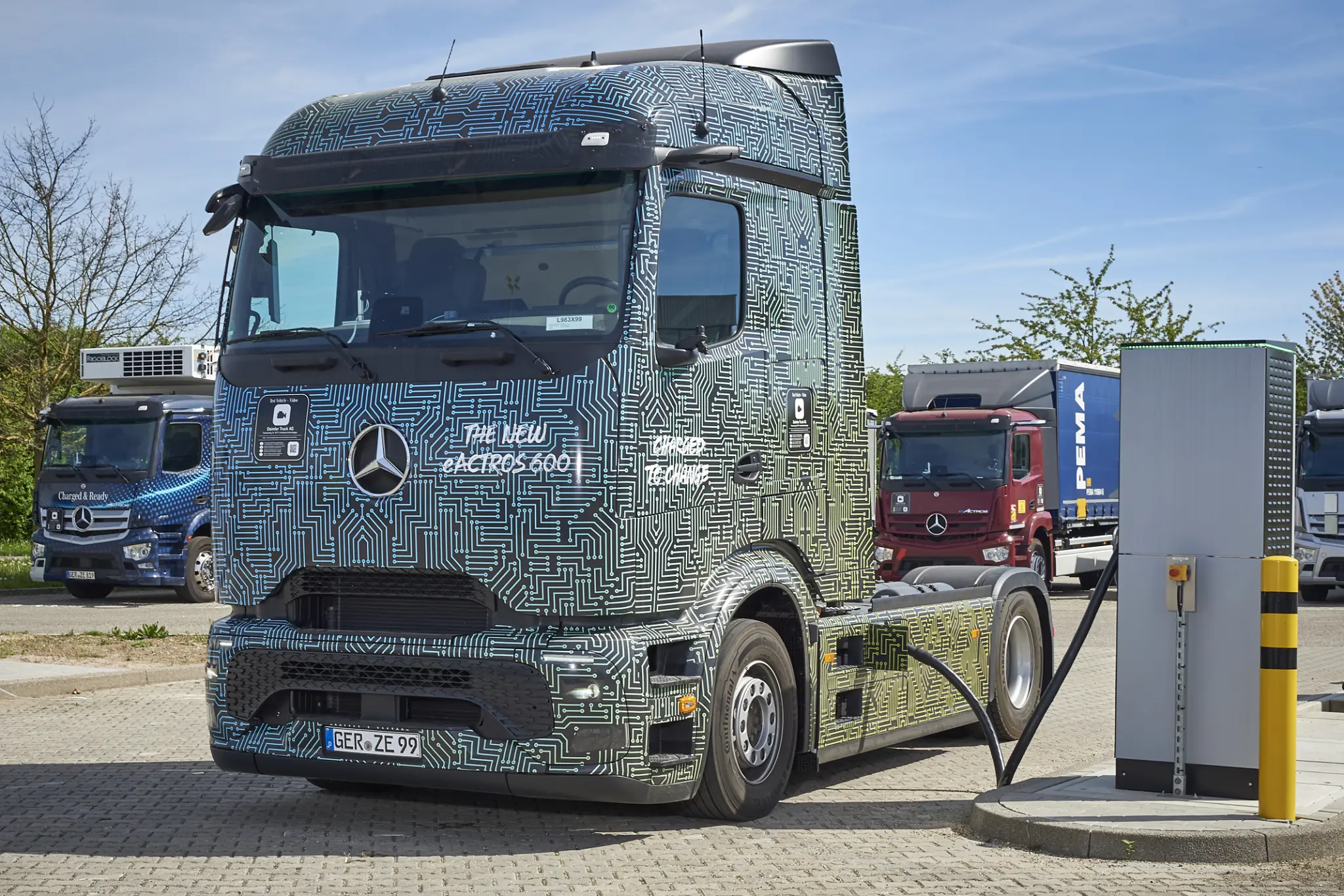 Mercedes-Benz Trucks breaks the sound barrier with electric charging