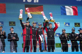 Porsche Penske Motorsport (#6), Andre Lotterer (D), Kevin Estre (F), Laurens Vanthoor (B), Francis Schammo (Team Manager) (l-r)