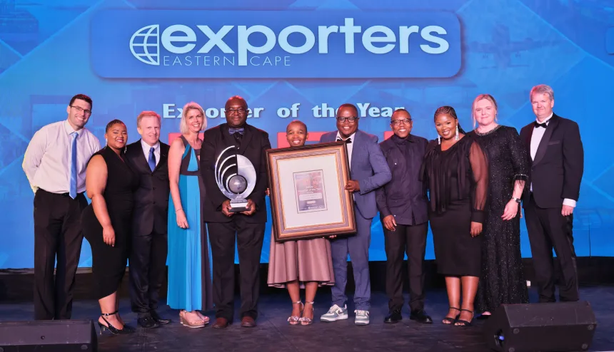 From left to right: Ryan Black (Standard Bank), Fundiswa Mahlanyana (ISUZU), Clinton Baker (ISUZU), Caroline Thomas (ISUZU), Celestin Ndhlovu (ISUZU), Ncedisa Mzuzu (ISUZU), Asanda Fongqo (ISUZU), Lebogang Makoloi (ISUZU), Zandile Semoli (ISUZU), Leigh-Anne De Witt (Standard Bank), Quintin Levey (Exporters Eastern Cape Chairman).