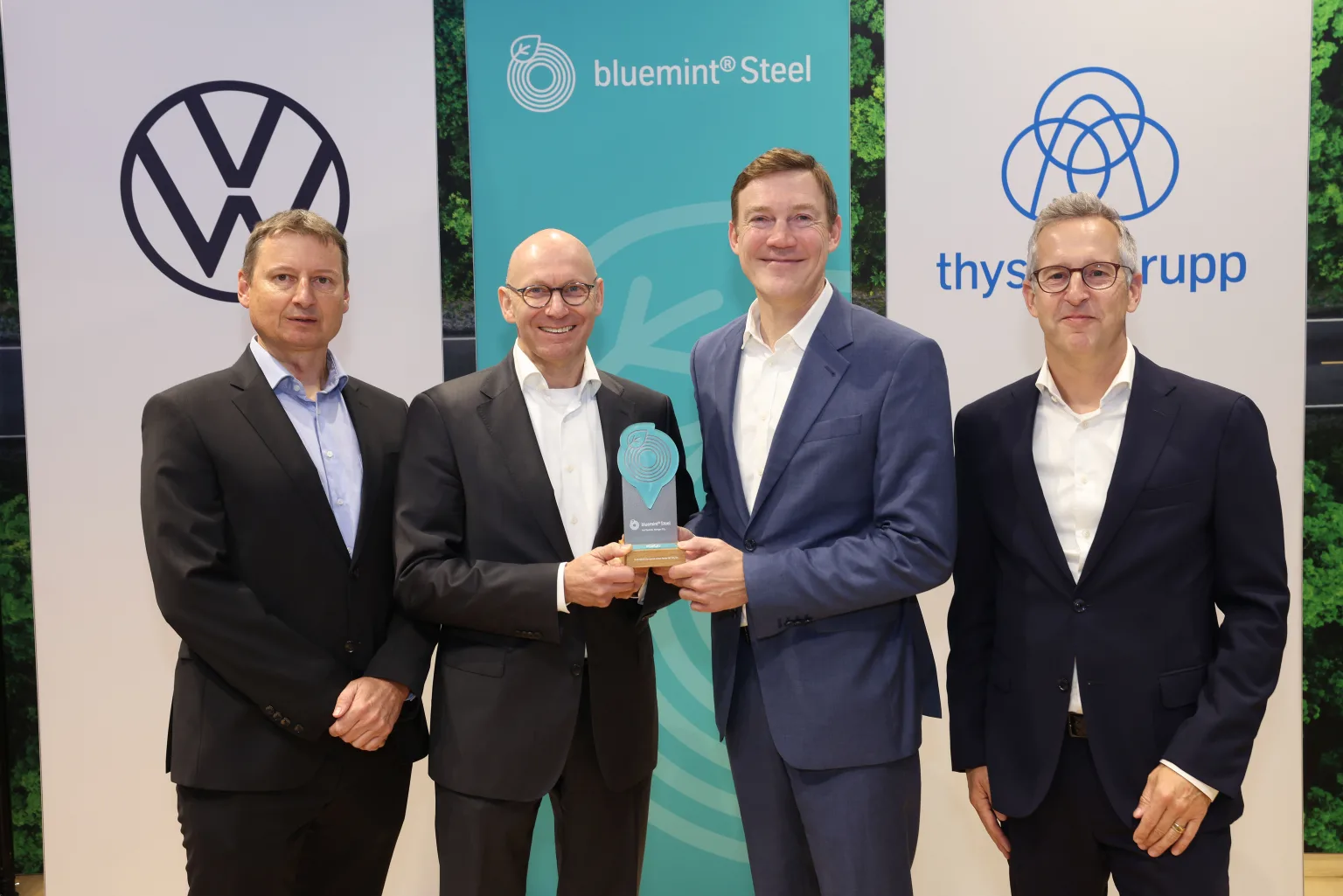 Matthias Eden, Head of Group and Brand Purchasing Metal Raw Material and Exhaust Systems, Volkswagen Group Michael Bäcker, Head of Group Procurement Metal, Volkswagen Group Dennis Grimm, Spokesman of the Executive Board Thyssenkrupp Steel Simon Stephan, Sales Automotive, Senior Vice President, Thyssenkrupp Steel