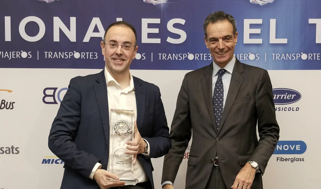 At the award ceremony in Madrid (from left): Manuel Fraile, Commercial Director for buses at MAN Truck & Bus Iberia and Rafael Barbadillo, President of CONFEBUS (Confederación Española de Transporte en Autobús).