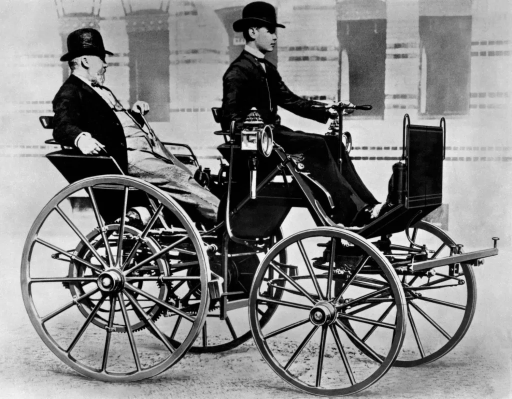 Gottlieb Daimler as a passenger in his motor carriage from 1886. At the steering wheel his son Adolf. (Photo index number in the Mercedes-Benz Classic Archive: C23227)